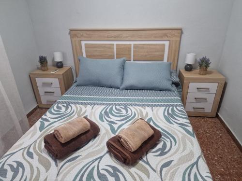 ein Schlafzimmer mit einem Bett mit zwei Kissen darauf in der Unterkunft Deea Beach in Cullera