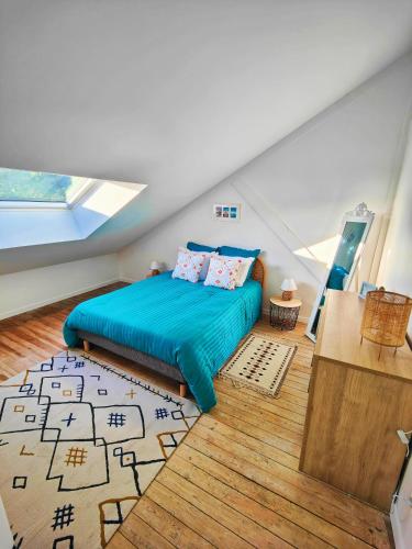 une chambre avec un lit et un tapis au sol dans l'établissement La maison du bien-être, à Le Bois-Robert