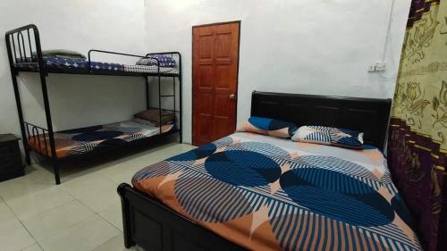 een slaapkamer met 2 stapelbedden in een kamer bij Raniah Homestay2 in Kuching