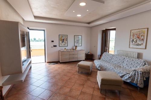 Torri的住宿－Villa Elodie，带沙发和电视的客厅