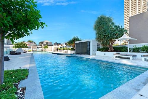 uma piscina com água azul em frente a um edifício em Sealuxe - Central Surfers Paradise -- Ocean View Deluxe Residences em Gold Coast