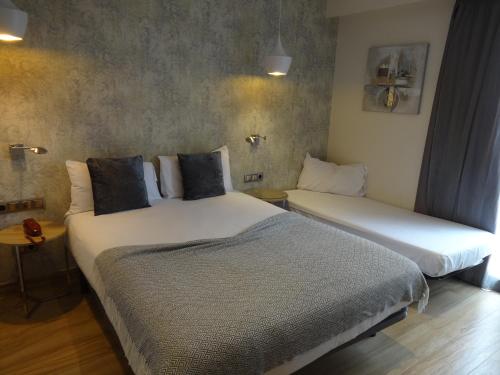 Postel nebo postele na pokoji v ubytování Hotel Lloret Ramblas