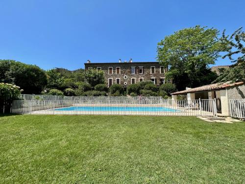 une clôture autour d'une piscine dans une cour dans l'établissement Studio avec piscine, à La Garde-Freinet