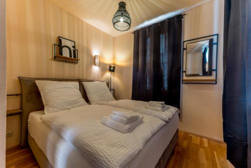 1 dormitorio con 1 cama con toallas en Traumhaftes Altstadt-Domizil, en Marburg an der Lahn