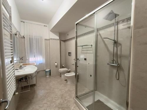 uma casa de banho com um chuveiro, um WC e um lavatório. em B&B SOLE E MARE em Rossano