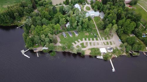 Pohľad z vtáčej perspektívy na ubytovanie Triangeli -glampingmökki