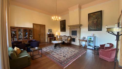 ein Wohnzimmer mit Stühlen und einem Teppich in der Unterkunft Kloster Steinfeld Gästehaus in Kall