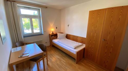 Postel nebo postele na pokoji v ubytování Kloster Steinfeld Gästehaus