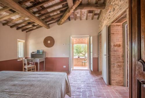 - une chambre avec un lit et un bureau dans l'établissement Agriturismo Casalino18, à Tognazza