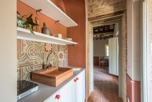 TognazzaAgriturismo Casalino18的一个带木制水槽的厨房