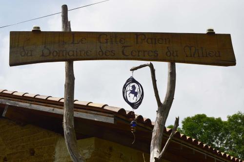a sign on the top of a building at Domaine des Terres du Milieu / Gîte de cul de sac in Châteldon