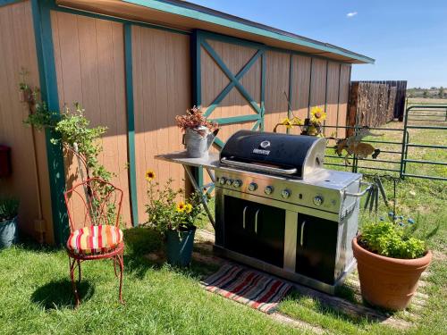 Κήπος έξω από το Yellowstone Cattle Baron EnSuite, Private Entrance & Parking - Prairie Rose B&B