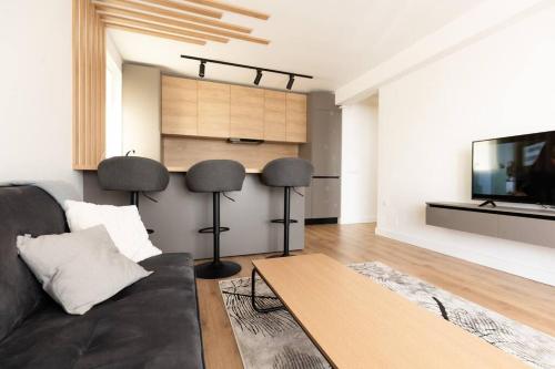 uma sala de estar com um sofá e uma mesa em Emerald Apartment em Baia Mare