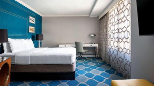 a hotel room with a bed and a desk at The Ven at Embassy Row, Washington, D.C., a Tribute Portfolio Hotel in Washington