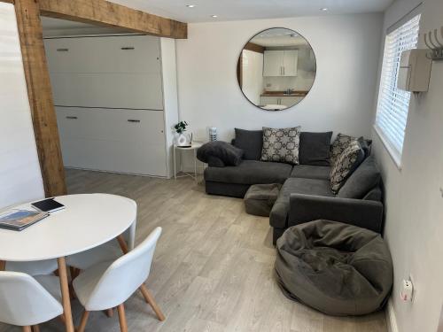 un soggiorno con un divano e un tavolo di Acorn Lodge a Eastergate