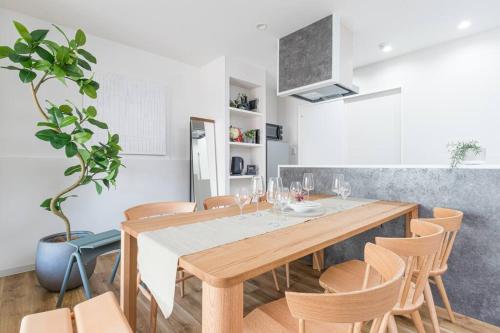 a dining room with a wooden table and chairs at Pufuka Hikifune ぷふか曳舟 in Tokyo