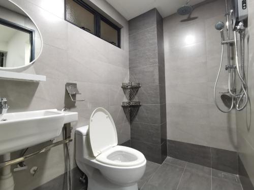 サイバージャヤにあるSuperview Duplex with WiFi & Netflixのバスルーム(トイレ、洗面台、シャワー付)