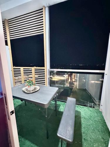Χώρος καθιστικού στο Aesthetic One Bedroom Beside SM w Pool, Wifi and Netflix