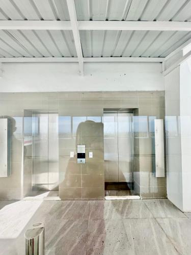 Χώρος καθιστικού στο Aesthetic One Bedroom Beside SM w Pool, Wifi and Netflix