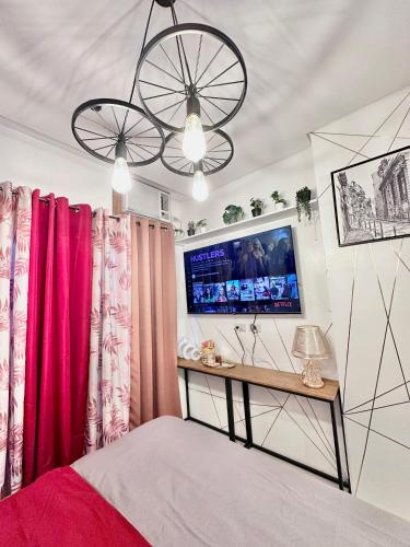 Ένα ή περισσότερα κρεβάτια σε δωμάτιο στο Aesthetic One Bedroom Beside SM w Pool, Wifi and Netflix