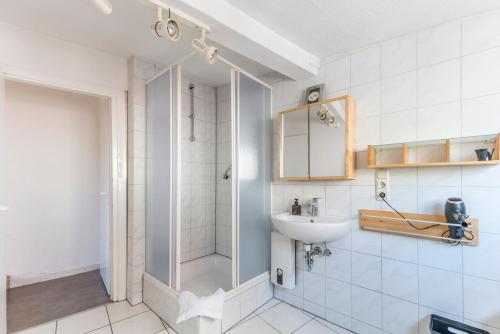a bathroom with a sink and a shower at Traumhaftes Altstadt-Domizil in Marburg an der Lahn