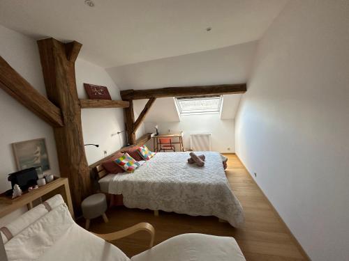 um quarto com 2 camas num sótão em Les deux chambres au dessus de la colline em Namur