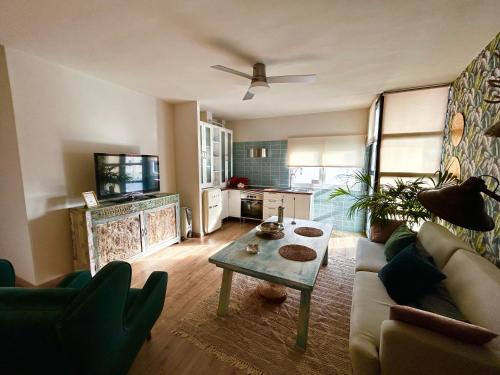 sala de estar con sofá y mesa en Apartamento paula, en San Miguel de Abona