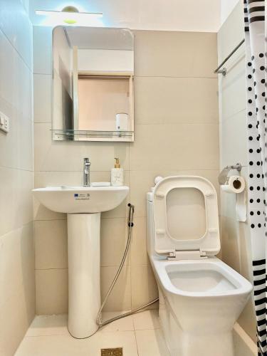 Ένα μπάνιο στο Aesthetic One Bedroom Beside SM w Pool, Wifi and Netflix