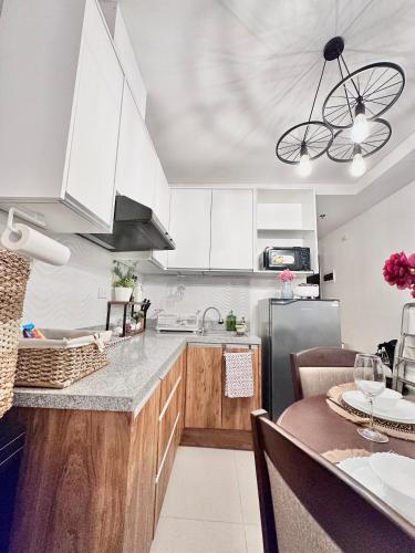 Η κουζίνα ή μικρή κουζίνα στο Aesthetic One Bedroom Beside SM w Pool, Wifi and Netflix