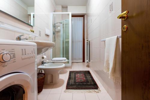 een witte badkamer met een toilet en een wastafel bij i cedri in Turijn
