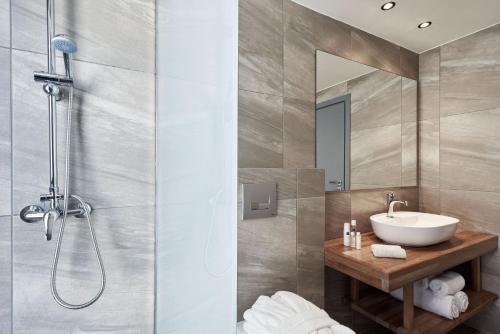 ein Bad mit einem Waschbecken und einer Dusche in der Unterkunft Luxury Rhodes Villa - Amel Villa - Stunning Sea Views - Private Swimming Pool - 3BDR - Kalithea in Koskinou