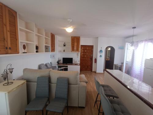 cocina y sala de estar con sofá y barra. en Cabo de Palos VVMU 4780-1, en Cabo de Palos