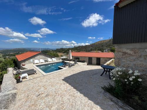 une villa avec une piscine et une maison dans l'établissement Villa Seara - Casas da Vinha, à Castelbuono