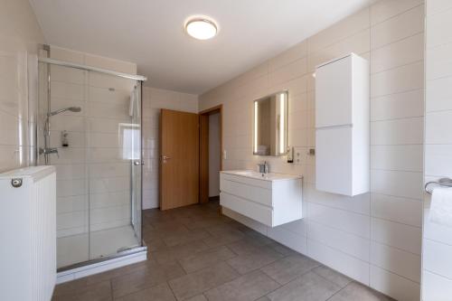 a bathroom with a sink and a shower at Casa Merilana in Rust