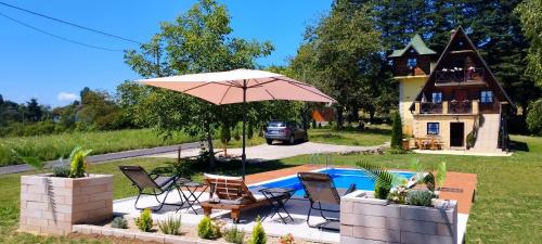 Macanovići的住宿－Apartman Brezuljak Banja Luka Cokorska polja，房屋前的带椅子和遮阳伞的游泳池