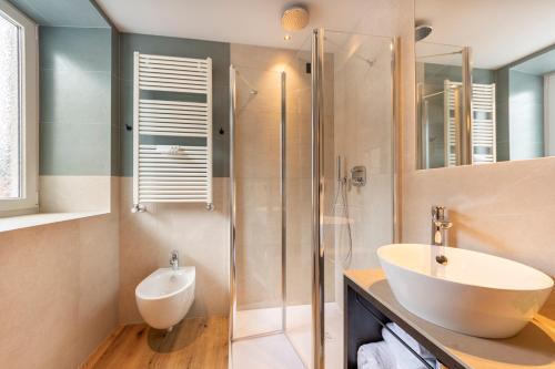 een badkamer met een wastafel en een douche bij Hotel Faloria in Moena