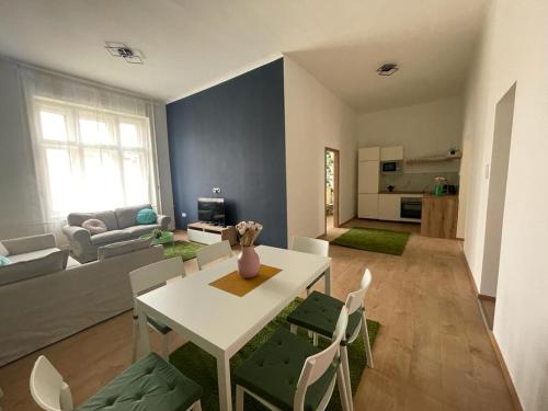 sala de estar con mesa y sillas en Boutique HomeR1274 Apartment #3bedroom #freeparking en Budapest