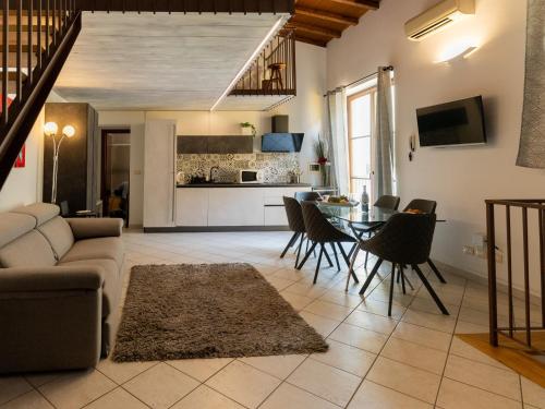 un soggiorno con un divano e un tavolo di I Fragoli al David a Firenze