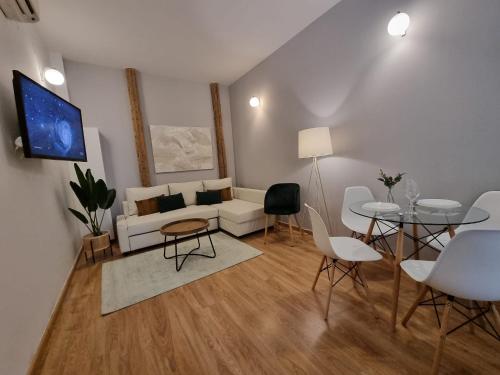sala de estar con sofá y mesa en Apartamentos San Isidro, en Madrid