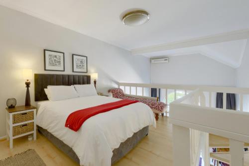 Katil atau katil-katil dalam bilik di Loft Apartment off Kloof with Table Mountain views