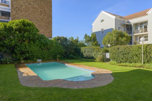 Kolam renang di atau dekat dengan Loft Apartment off Kloof with Table Mountain views