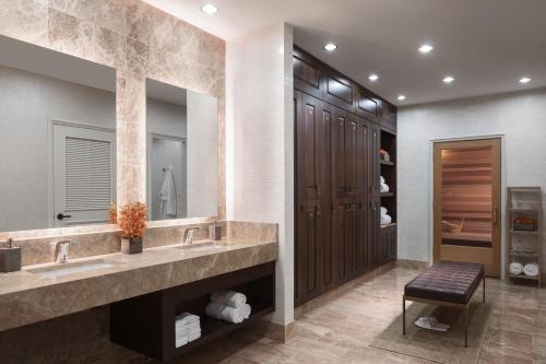 ein Badezimmer mit zwei Waschbecken und einem großen Spiegel in der Unterkunft The Ritz-Carlton, Cleveland in Cleveland