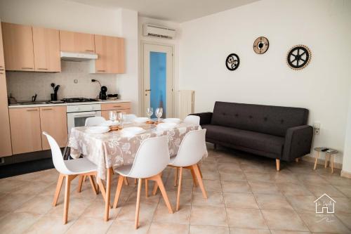 une cuisine et une salle à manger avec une table et des chaises dans l'établissement La Casita, Pescara, à Pescara