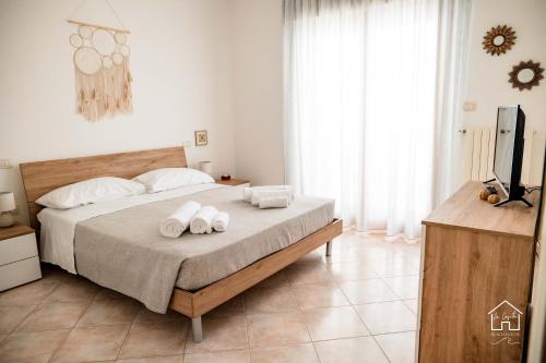 1 dormitorio con 1 cama con toallas en La Casita, Pescara, en Pescara