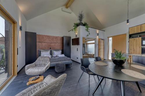uma sala de estar com uma mesa e uma cama em Chalet Romantik em Freyung
