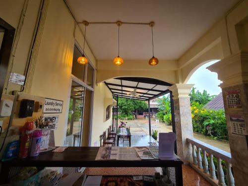 una entrada a una tienda con mesa y sillas en Saphaothong guesthouse en Vang Vieng