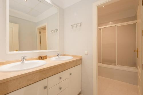 bagno con 2 lavandini e specchio di 3 bedroom apartment with incredible sea views in Manilva a Manilva