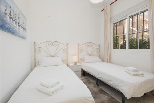 2 letti in una camera con 2 finestre di 3 bedroom apartment with incredible sea views in Manilva a Manilva