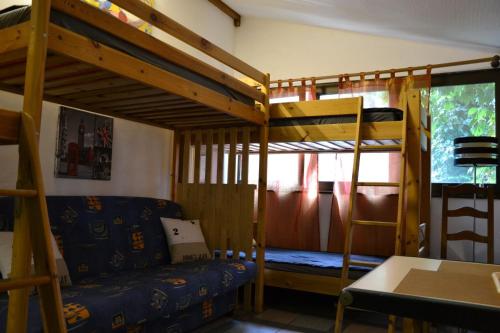 1 dormitorio con 2 literas y sofá en Maison 9 km Disneyland 30 min Paris, en Esbly