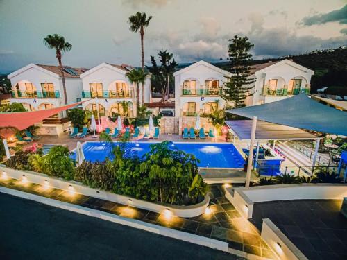 ein Haus mit einem Pool und einem Resort in der Unterkunft Latchi Escape Hotel and Suites - By IMH Travel & Tours in Neo Chorio